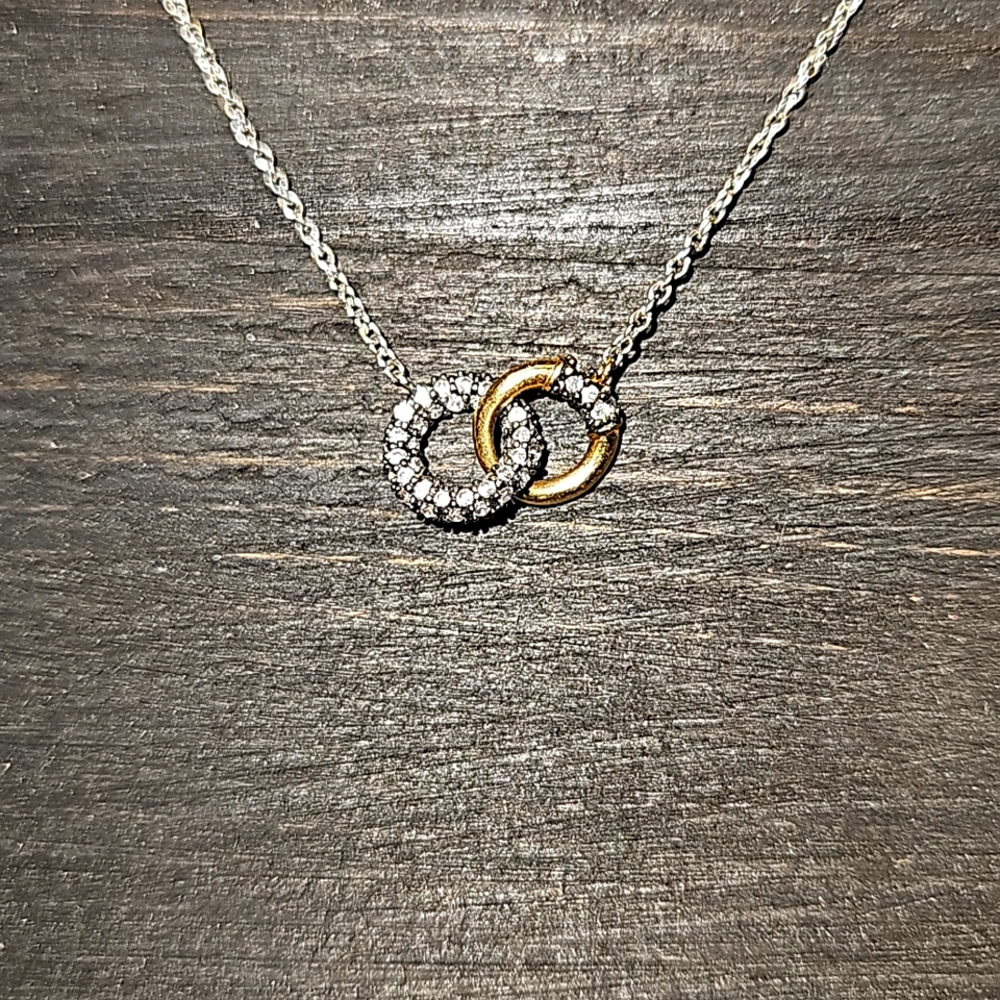 Stella & Dot Delicate Interlock Pendant NIB